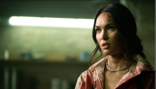 Megang Fox harus mengalami situasi mencekamndi villa sepi bersama jasad suaminya di tengah teror pembunuhan. [Int]